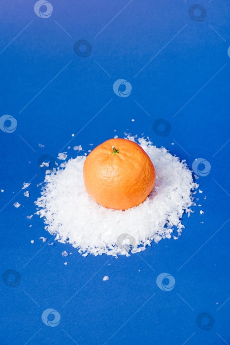 Скачать Мандарины, апельсины, цитрусовые на снежном сугробе, Новогодне-рождественский натюрморт фотосток Ozero