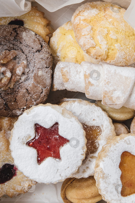 Скачать Домашнее десертное печенье бисквит в подарочной упаковке, Новогодне-рождественский натюрморт фотосток Ozero