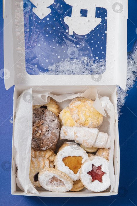 Скачать Домашнее десертное печенье бисквит в подарочной упаковке, Новогодне-рождественский натюрморт фотосток Ozero