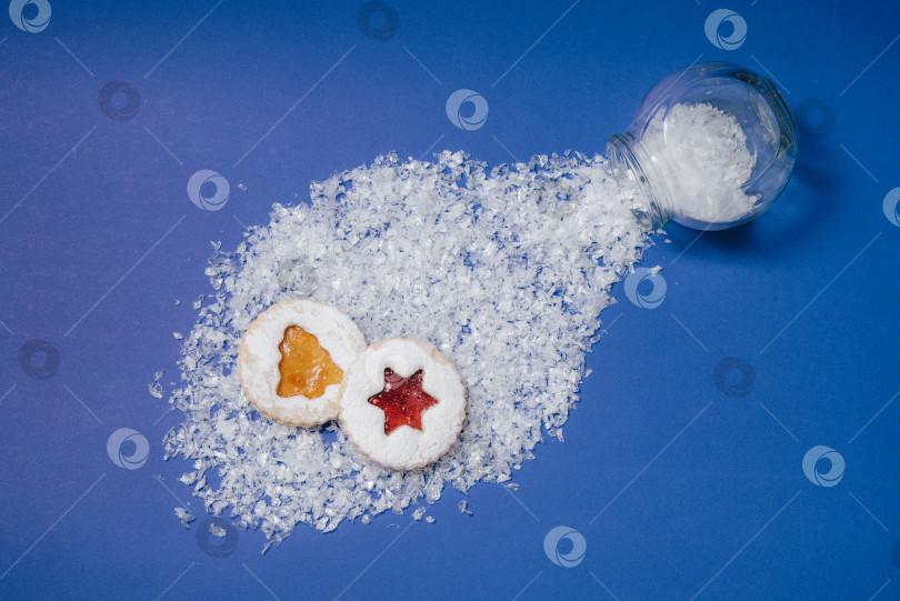 Скачать Домашний десерт печенье бисквит на снегу сугроб Новогодний Рождественский натюрморт фотосток Ozero