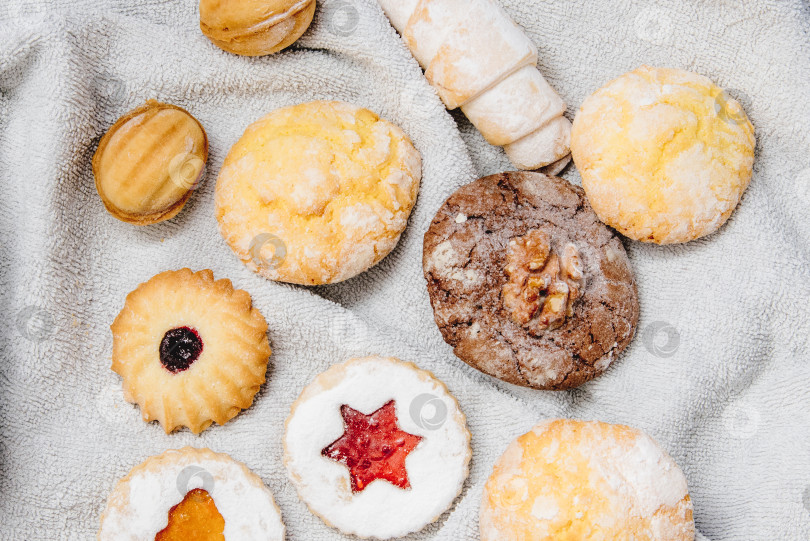 Скачать Домашнее десертное печенье бисквит на белой ткани, Новогодне-рождественский натюрморт фотосток Ozero