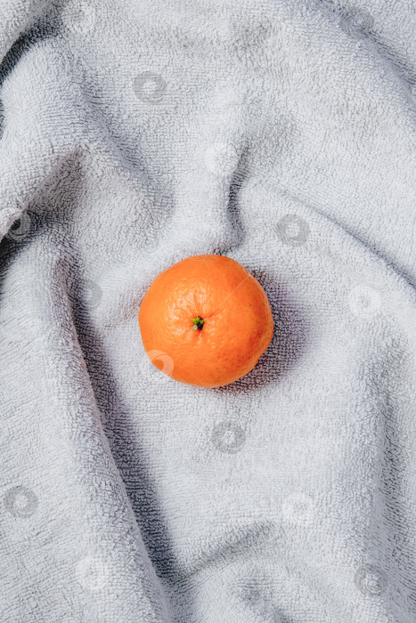 Скачать Мандарины, Апельсиновые цитрусовые на белой ткани, Новогодне-рождественский натюрморт фотосток Ozero