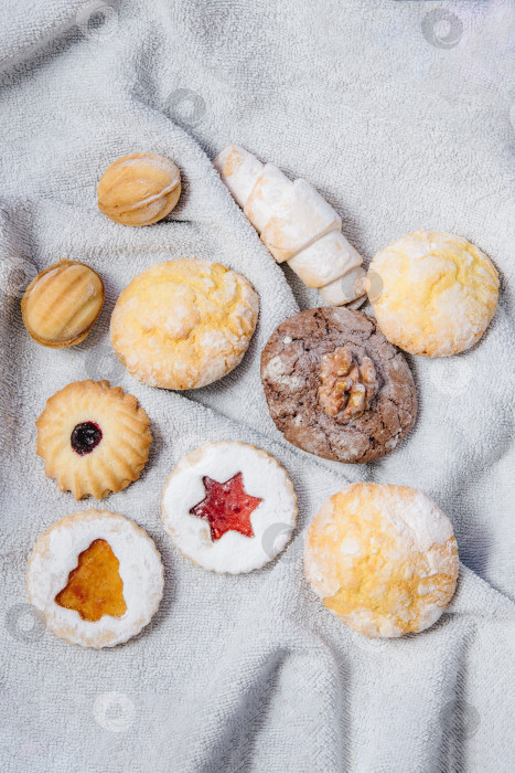 Скачать Домашнее десертное печенье бисквит на белой ткани, Новогодне-рождественский натюрморт фотосток Ozero