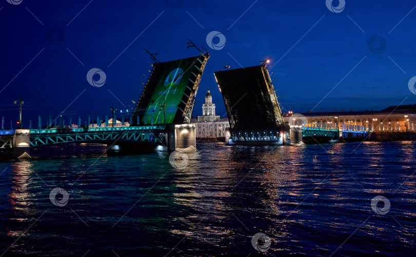 Скачать Санкт-Петербург, Россия, 06-13-2021 строительство ночного моста. Через разведенный Дворцовый мост можно увидеть здание Кунсткамеры фотосток Ozero