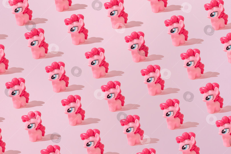 Скачать Бар, Черногория, 1 декабря 2025 года, игрушка My Little Pony с плоским рисунком розового цвета фотосток Ozero