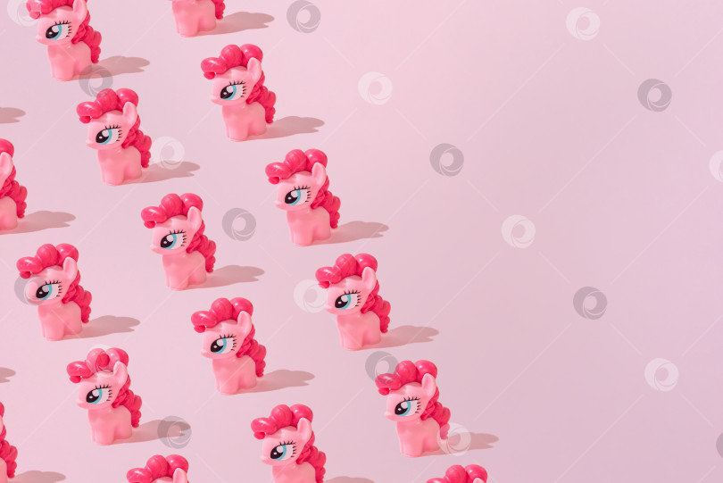 Скачать Бар, Черногория, 1 декабря 2025 года, игрушка My Little Pony с плоским рисунком розового цвета фотосток Ozero