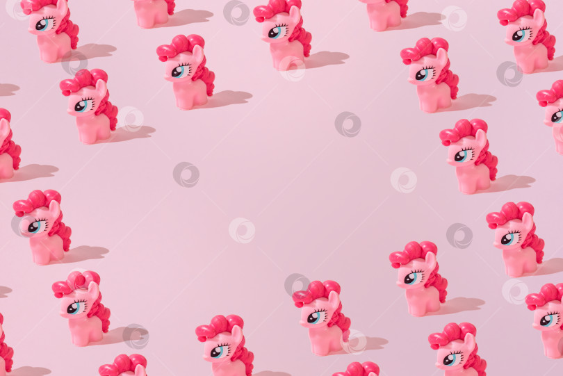 Скачать Бар, Черногория, 1 декабря 2025 года, игрушка My Little Pony с плоским рисунком розового цвета фотосток Ozero