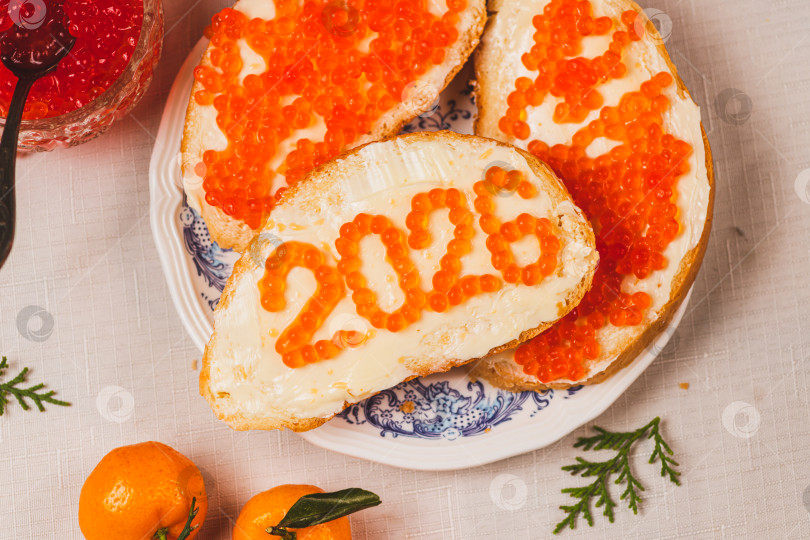 Скачать Бутерброд с маслом и икрой. Цифры за 2026 год указаны точками. фотосток Ozero