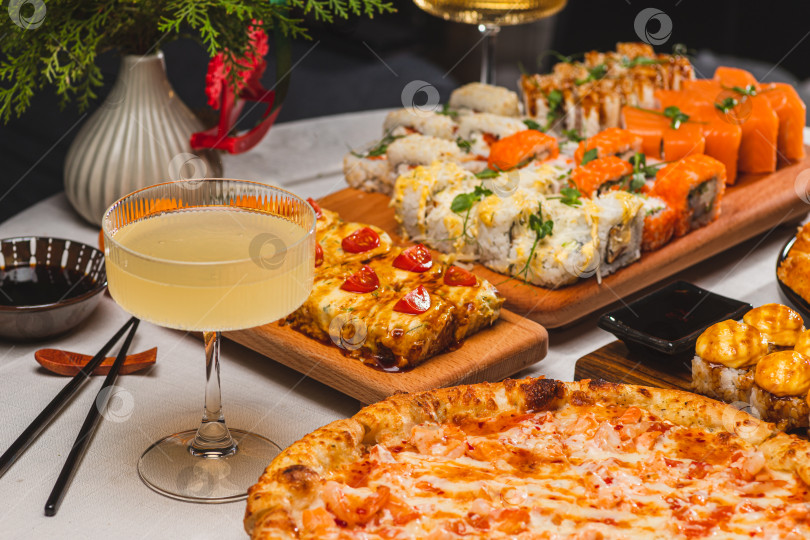 Скачать суши накрывают на стол фотосток Ozero