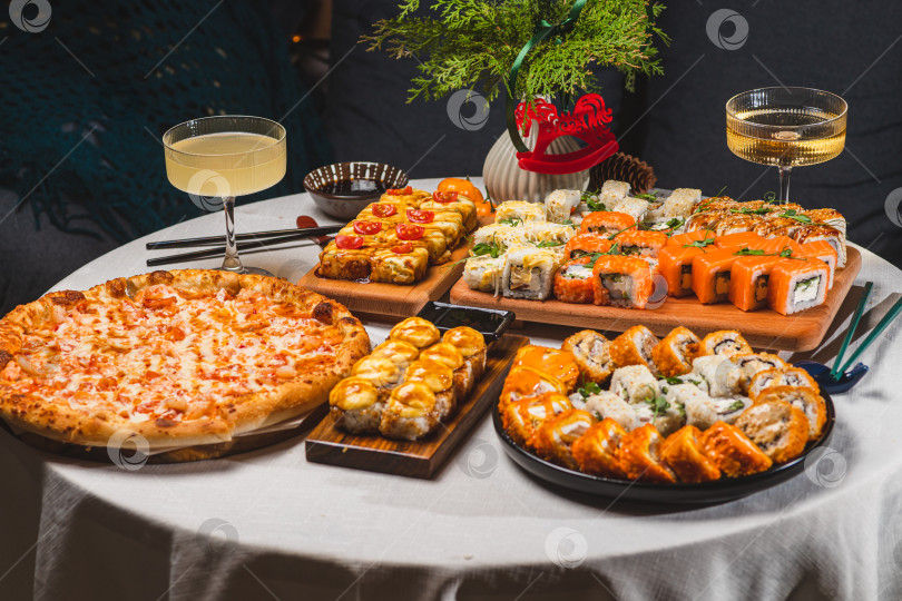 Скачать суши накрывают на стол фотосток Ozero