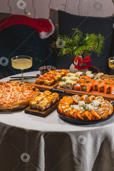 Скачать суши накрывают на стол фотосток Ozero