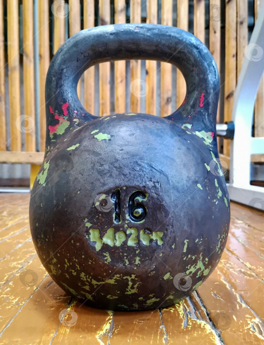 Скачать Россия г.Красноярск 23 мая  2025г. Старая Советская спортивная гиря 16 килограмм фотосток Ozero