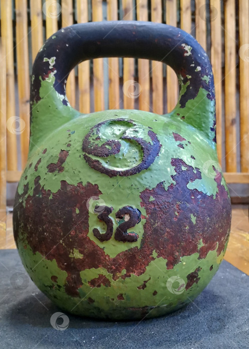 Скачать Россия г.Красноярск 23 мая  2025г. Старая Советская спортивная гиря 32 килограмма фотосток Ozero