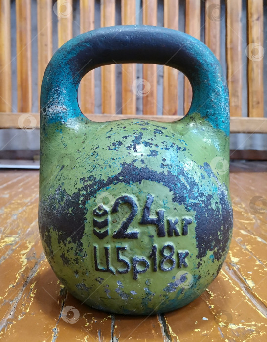 Скачать Россия г.Красноярск 23 мая  2025г. Старая Советская спортивная гиря 24 килограмма фотосток Ozero