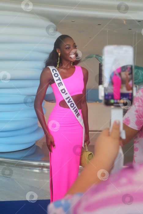 Скачать Пхукет, Таиланд, 9 ноября 2025 года: участницы конкурса "Мисс Вселенная-2025" позируют фотографам, блогерам и гостям на курорте Kora Beach Resort Phuket фотосток Ozero