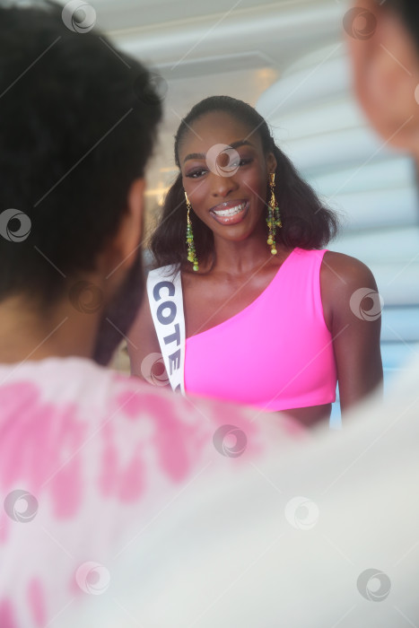 Скачать Пхукет, Таиланд, 9 ноября 2025 года: участницы конкурса "Мисс Вселенная-2025" позируют фотографам, блогерам и гостям на курорте Kora Beach Resort Phuket фотосток Ozero