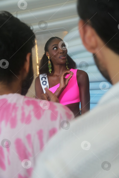 Скачать Пхукет, Таиланд, 9 ноября 2025 года: участницы конкурса "Мисс Вселенная-2025" позируют фотографам, блогерам и гостям на курорте Kora Beach Resort Phuket фотосток Ozero