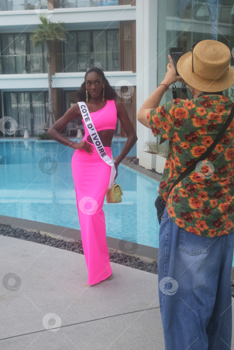 Скачать Пхукет, Таиланд, 9 ноября 2025 года: участницы конкурса "Мисс Вселенная-2025" позируют фотографам, блогерам и гостям на курорте Kora Beach Resort Phuket фотосток Ozero