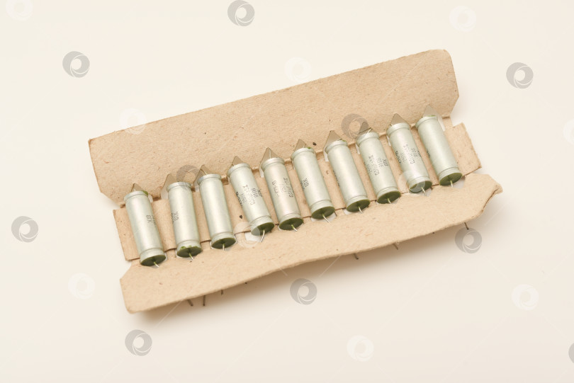 Скачать Старые конденсаторы в бумажной упаковке. Алюминиевые конденсаторы для электронных устройств. фотосток Ozero