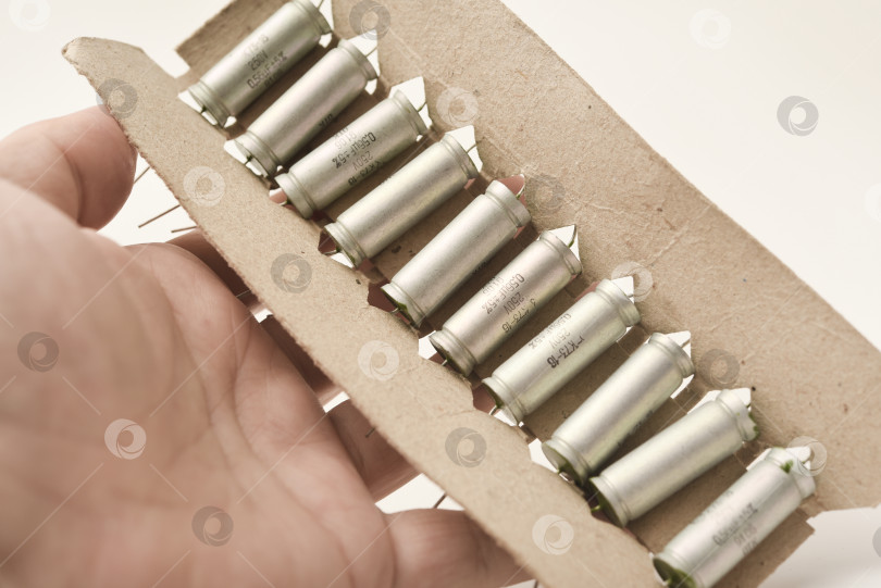 Скачать Старые конденсаторы в бумажной упаковке. Алюминиевые конденсаторы для электронных устройств. фотосток Ozero