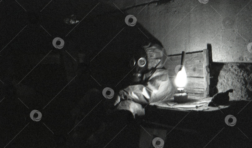 Скачать Декабрь 2025 года, Антрацит: Плёночное фото - Сталкер в костюме химической защиты в свете керосиновой лампы фотосток Ozero