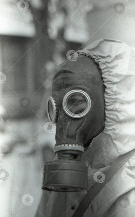 Скачать Декабрь 2025 года, Антрацит: Плёночное фото - Человек в противогазе фотосток Ozero