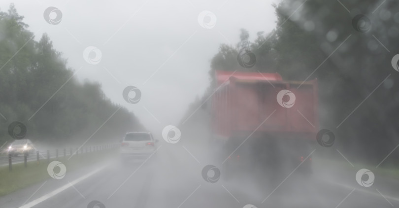 Скачать Движение автомобилей во время дождя по дороге фотосток Ozero