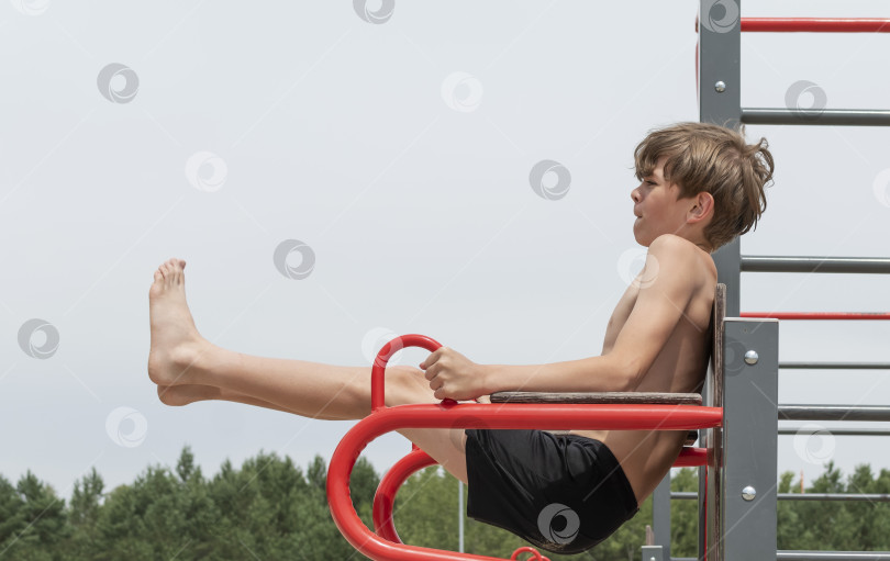 Скачать Маленький мальчик занимается на гимнастических снарядах фотосток Ozero
