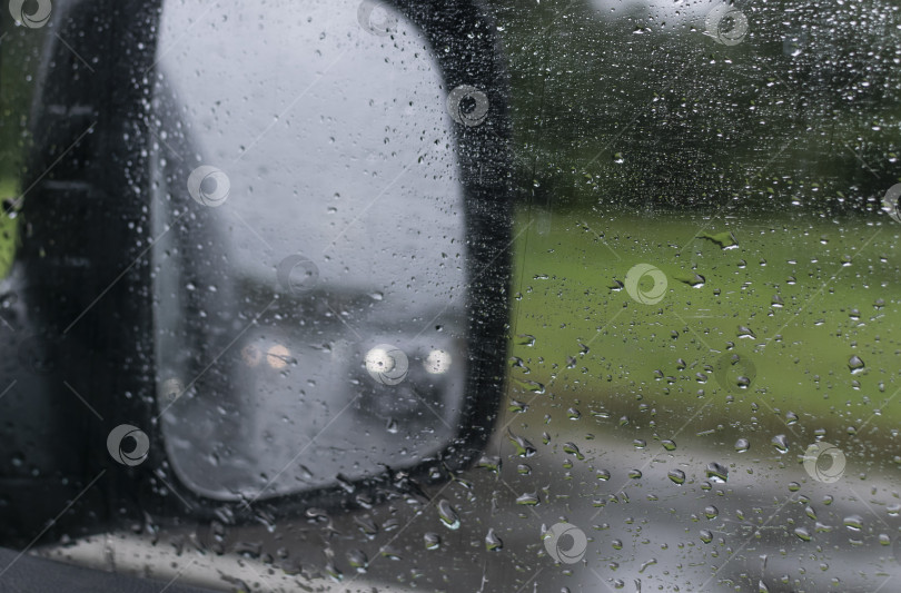 Скачать Движение автомобилей во время дождя по дороге фотосток Ozero