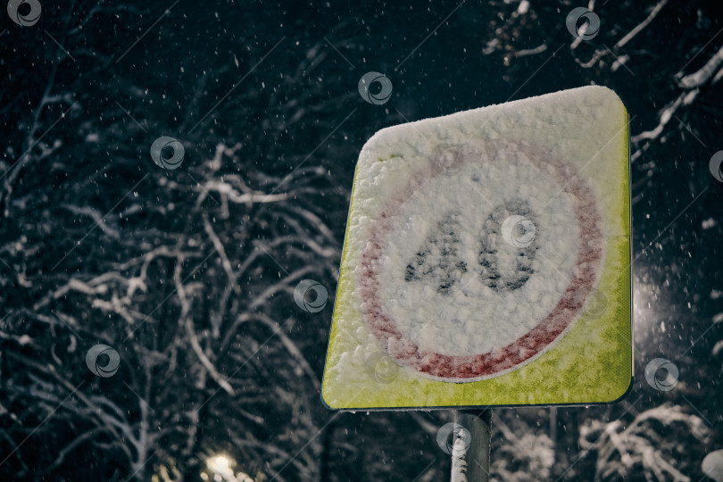 Скачать Знак "ограничение скорости 40" залеплен снегом фотосток Ozero