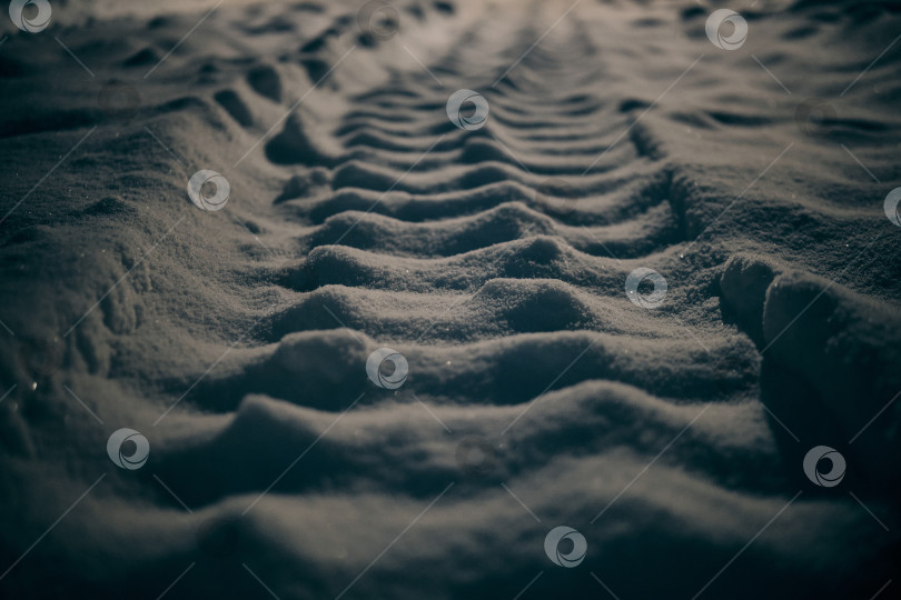 Скачать След от грузовика или внедорожника на снегу фотосток Ozero