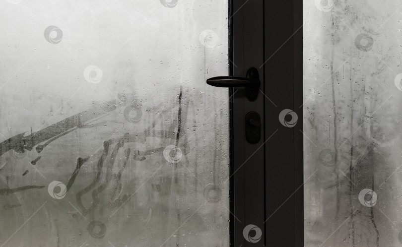 Скачать Запотевшая дверь из-за сырости в доме фотосток Ozero