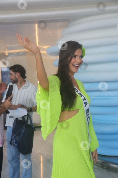 Скачать Пхукет, Таиланд, 9 ноября 2025 года: участницы конкурса "Мисс Вселенная-2025" позируют фотографам, блогерам и гостям на курорте Kora Beach Resort Phuket фотосток Ozero