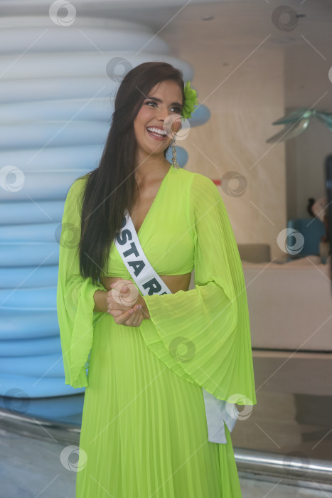 Скачать Пхукет, Таиланд, 9 ноября 2025 года: участницы конкурса "Мисс Вселенная-2025" позируют фотографам, блогерам и гостям на курорте Kora Beach Resort Phuket фотосток Ozero