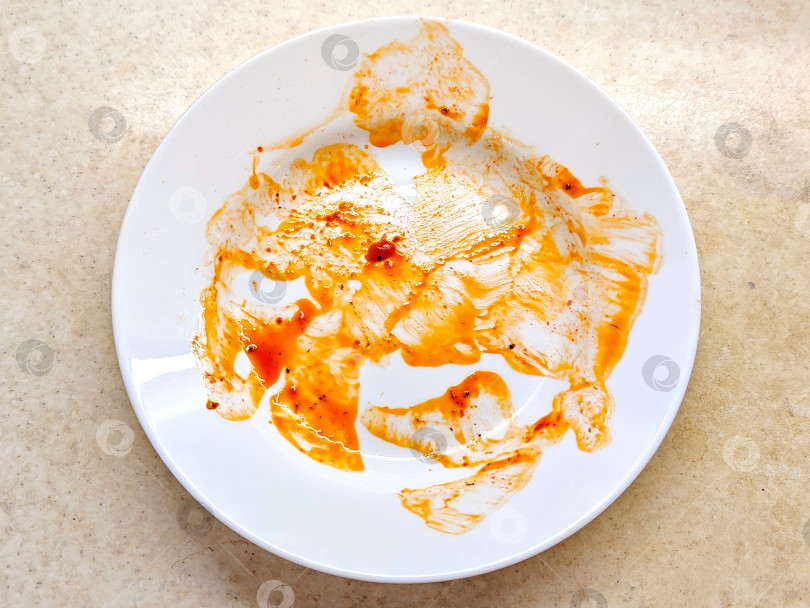 Скачать Грязная белая тарелка фотосток Ozero