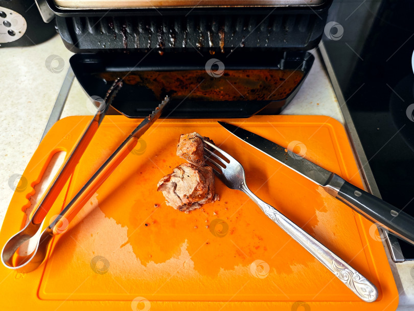 Скачать Приготовление мяса на электрическом гриле фотосток Ozero