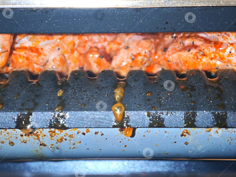 Скачать Приготовление мяса на электрическом гриле фотосток Ozero