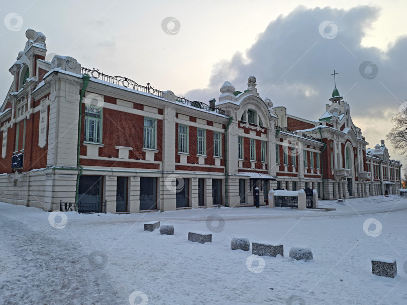 Скачать Краеведческий музей в городе Новосибирск, зимой. Краеведческий музей в Новосибирске, зимой. фотосток Ozero
