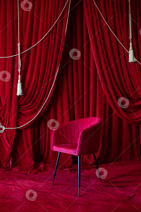 Скачать пустой красный стул на красном фоне театральной сцены фотосток Ozero