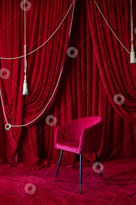 Скачать пустой красный стул на красном фоне театральной сцены фотосток Ozero