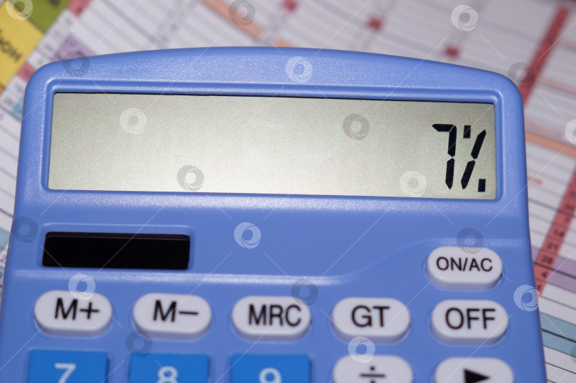 Скачать На табло калькулятора показано 7% фотосток Ozero