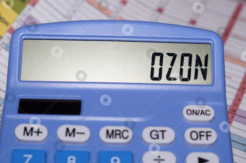 Скачать Саратов, Россия - 05 января 2026 года. На табло калькулятора указано слово Озон - маркет - файл Озон фотосток Ozero