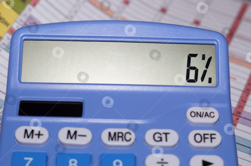 Скачать На табло калькулятора показано 6% фотосток Ozero