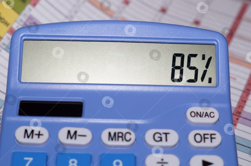 Скачать На табло калькулятора показано 85% фотосток Ozero