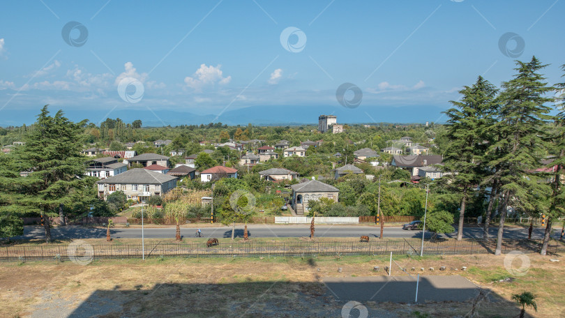 Скачать Абхазия - город Очамчира, с домами, деревьями и дорогой. фотосток Ozero