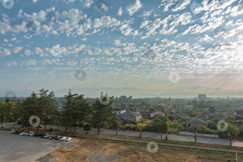 Скачать Абхазия - город Очамчира, с домами, деревьями и дорогой. фотосток Ozero