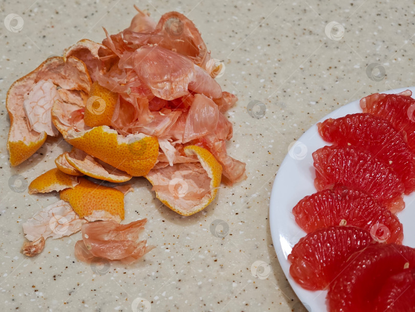 Скачать Красный грейпфрут на белой тарелке. фотосток Ozero