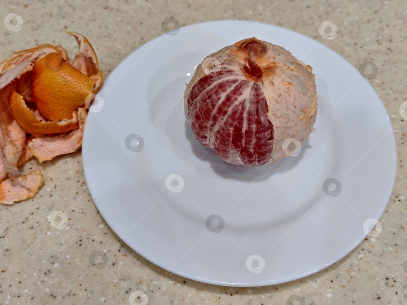 Скачать Красный грейпфрут на белой тарелке. фотосток Ozero