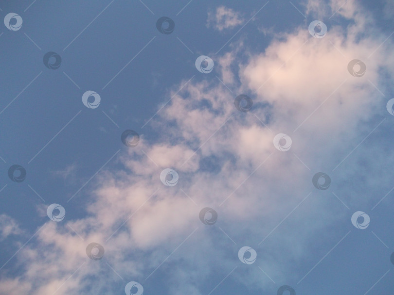 Скачать нежно-голубое небо и мягкие воздушные белые облака фотосток Ozero
