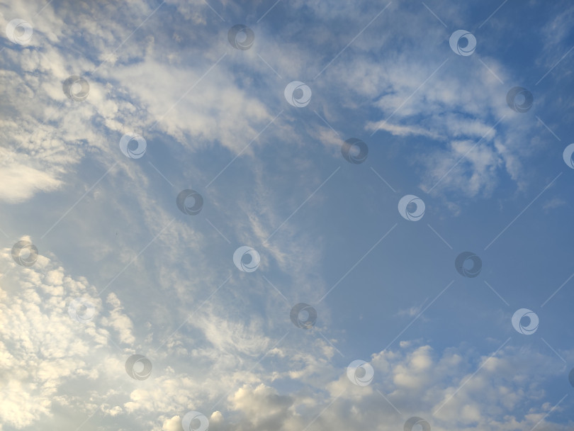 Скачать Прекрасное голубое небо с пушистыми белыми облаками фотосток Ozero